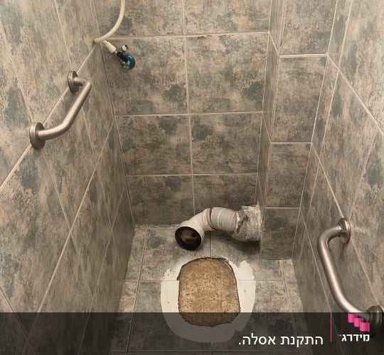 צינור ביוב פתוח בחדר אמבטיה עם אריחים